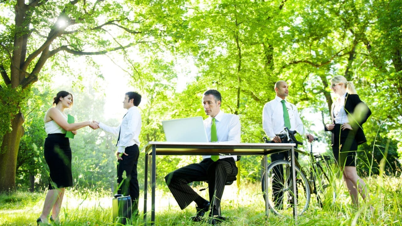 zakelijke-mensen-in-groen-bos